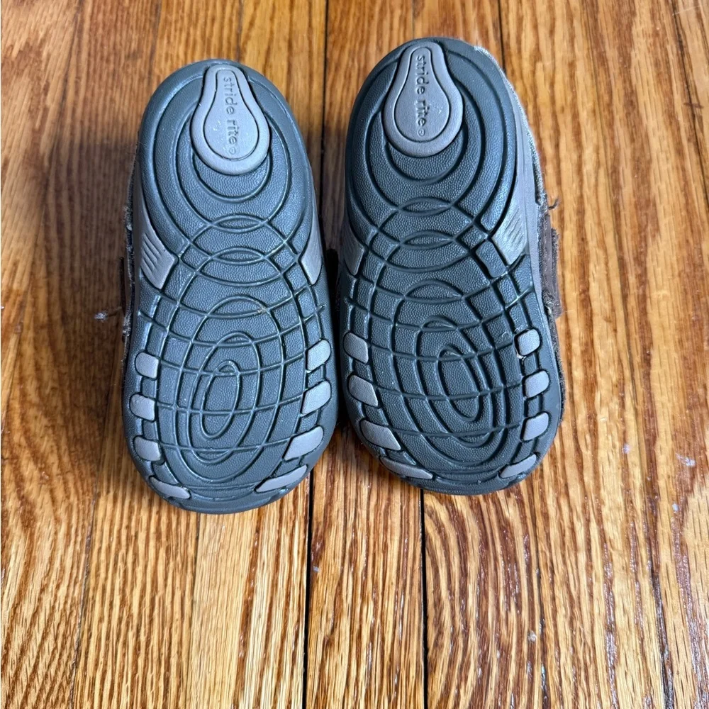 Stride Rite (Wally) Brown Kids Shoes with Velcro Strap size 6